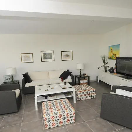 Vila A Proximite Du Centre Village *